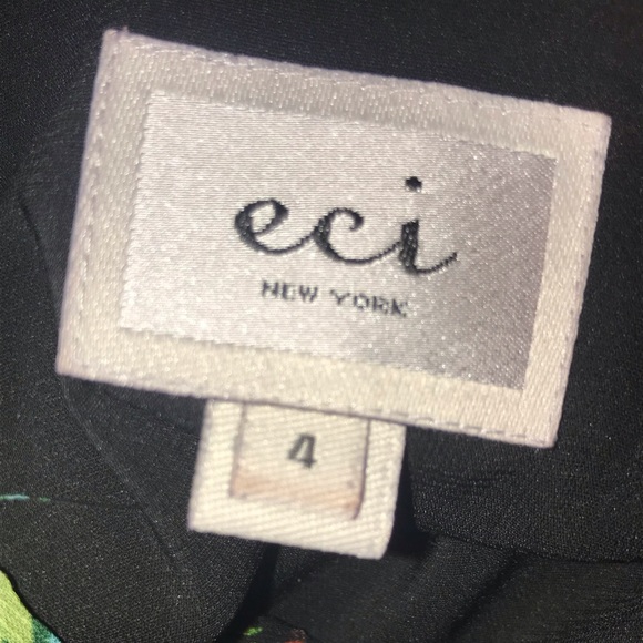 Flirty & Fun Floral Top! - Picture 3 of 4